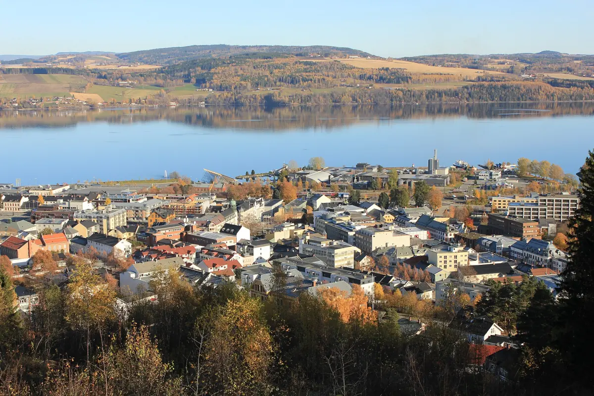 Høstutsikt over takene i Gjøvik mot Mjøsa fra Hovdetoppen