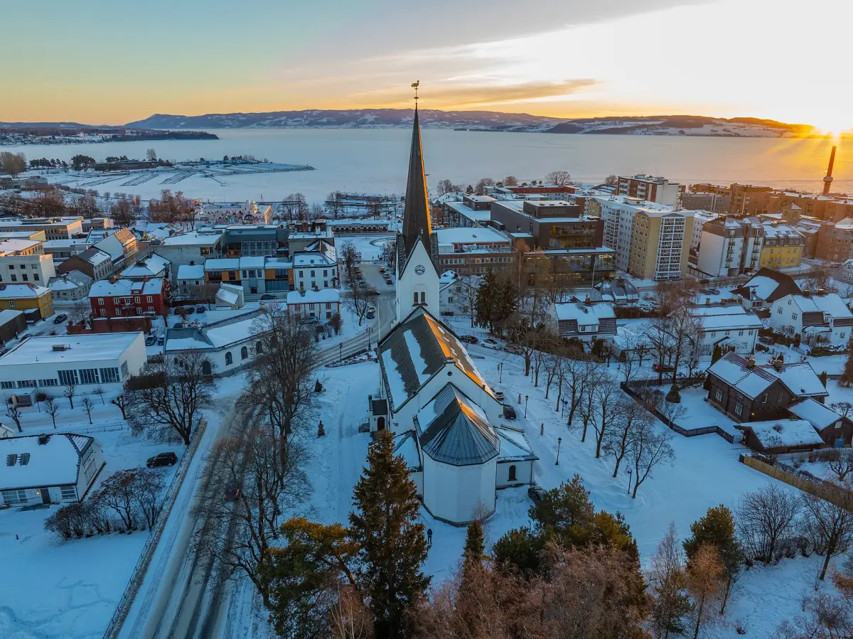 Hamar sentrum med kirketårn og Mjøsa i varmt vinterlys