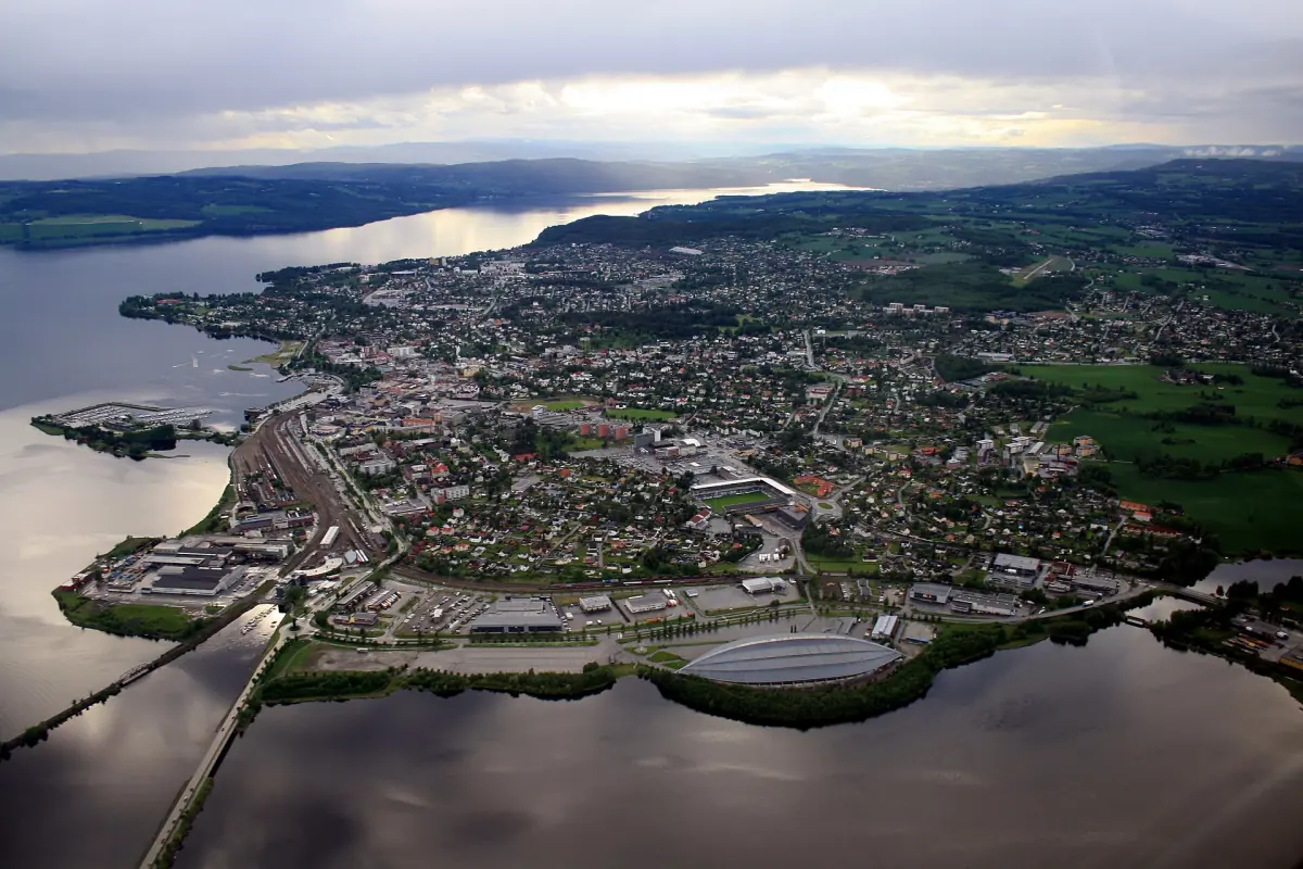 Flyfoto av Hamar med halvøyer og havn ved bredden av Mjøsa