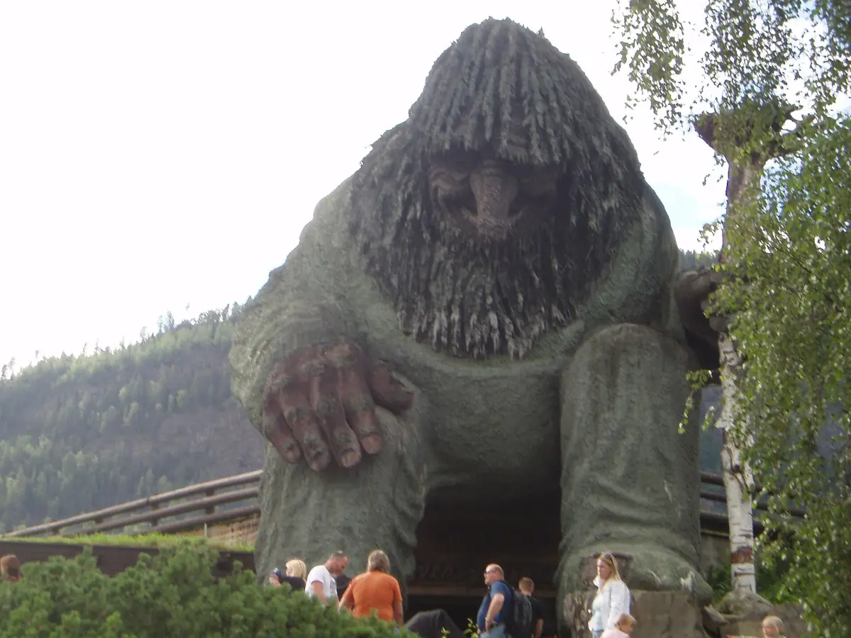 Den store trollfiguren i Hunderfossen familiepark rager over trærne