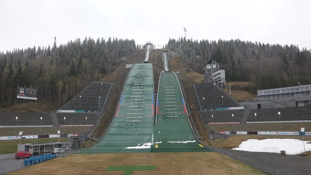 Hoppbakkene i Lysgårdsbakken i Olympiaparken på Lillehammer blant grantrær om våren