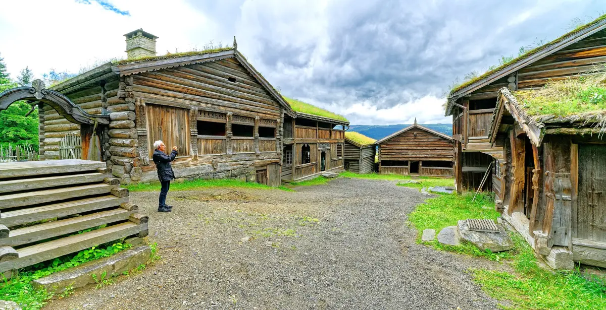 Gamle tømrede gårdsbygninger med torvtak på friluftsmuseet Maihaugen