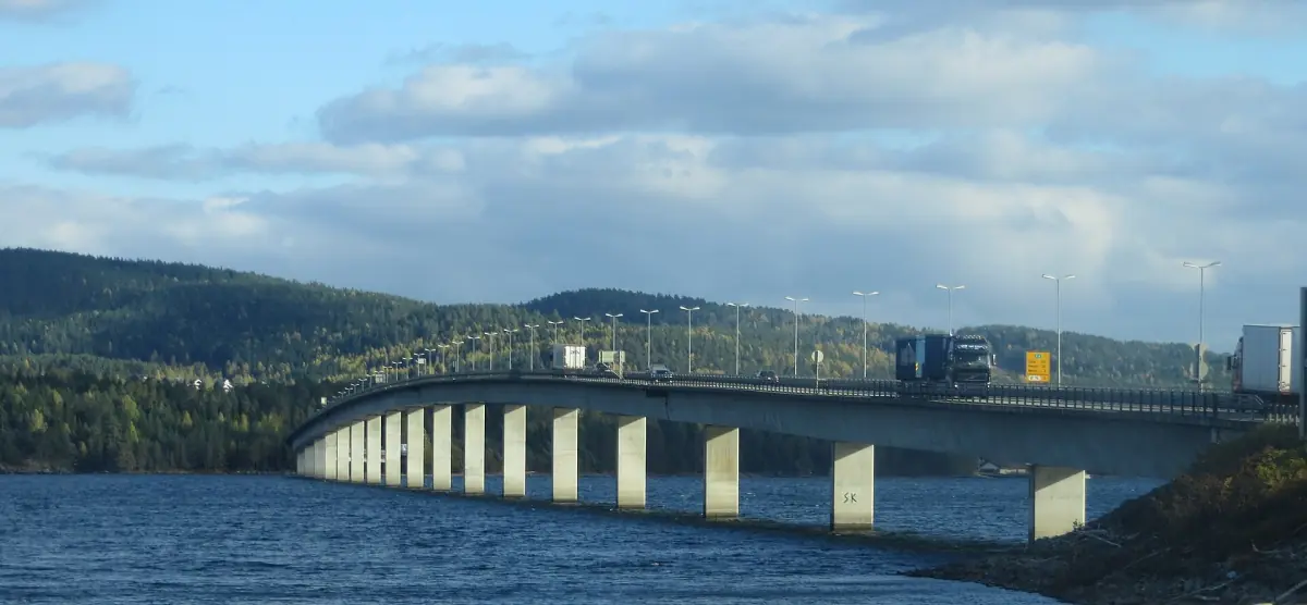 Veibrua Mjøsbrua med betongpilarer over Mjøsa ved Moelv